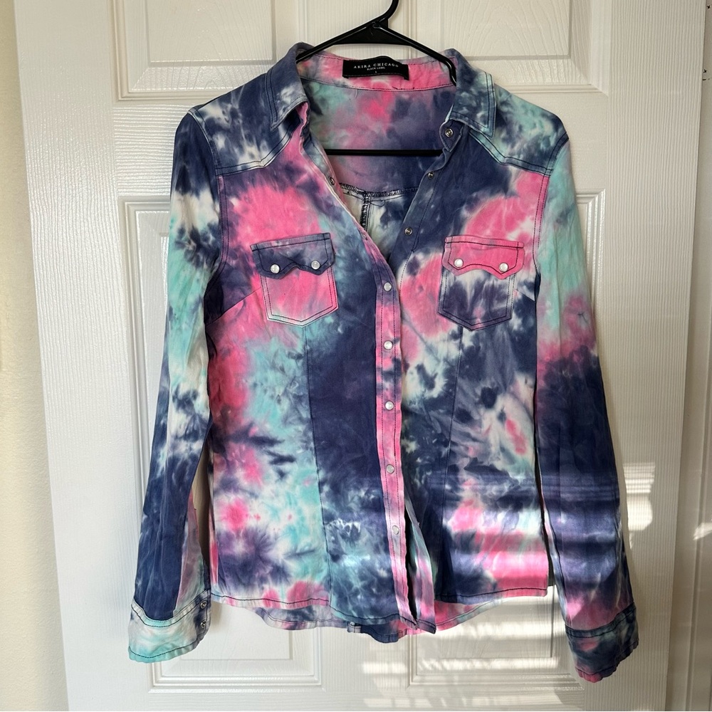 Akira tie-dye button-down stretchy top L
